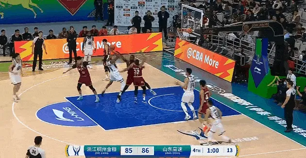 陈林坚关键时刻撤步三分投进砍下19分，山东还剩1分钟领先浙江4分